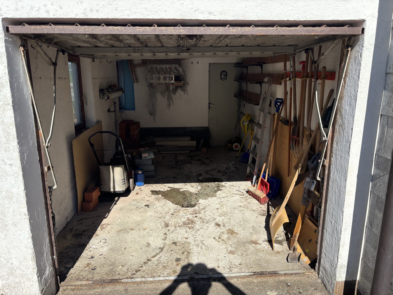 Vollgestellte Garage vor der Entrümpelung