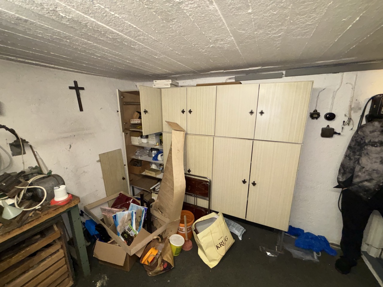 Vollgestellter Keller vor der Entrümpelung